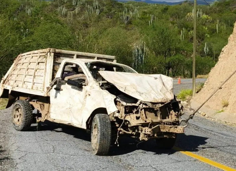 Cae camioneta a barranco de 80 metros; hay 4 lesionados en la Cañada