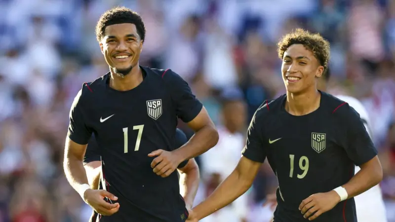 Malik Tillman y Tyler Adams ríen al hablar de Gilberto Mora antes del duelo contra México