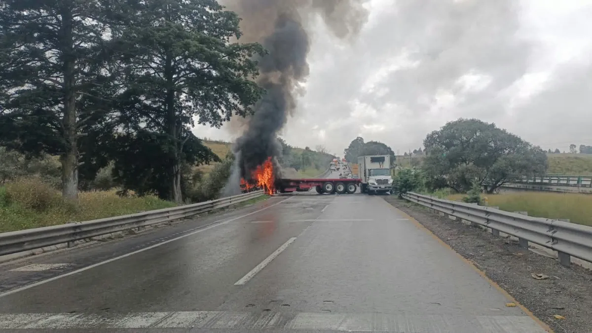 Paraliza incendio de tráiler la autopista Toluca - Atlacomulco
