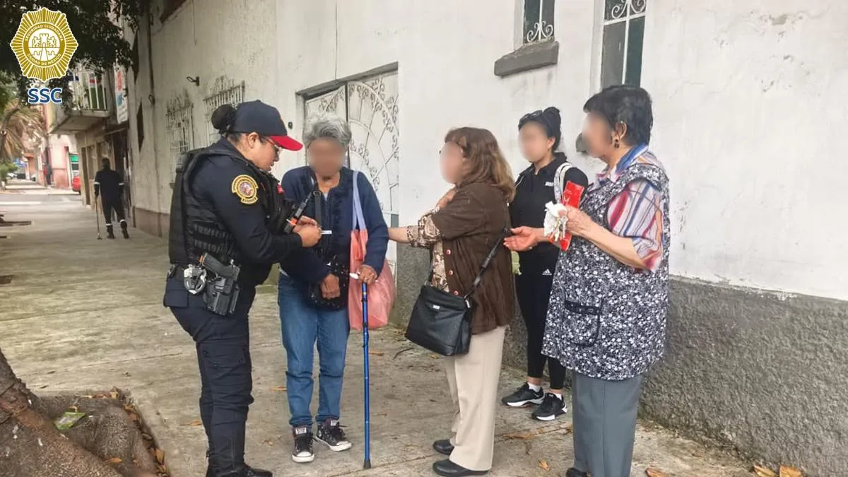 Policías ayudan a abuelita para regresar a su casa en la Gustavo A. Madero
