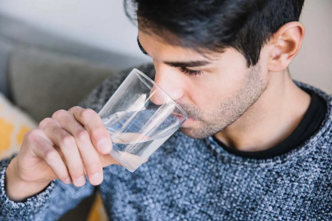 Revela estudio que hervir y filtrar agua reduce los microplásticos