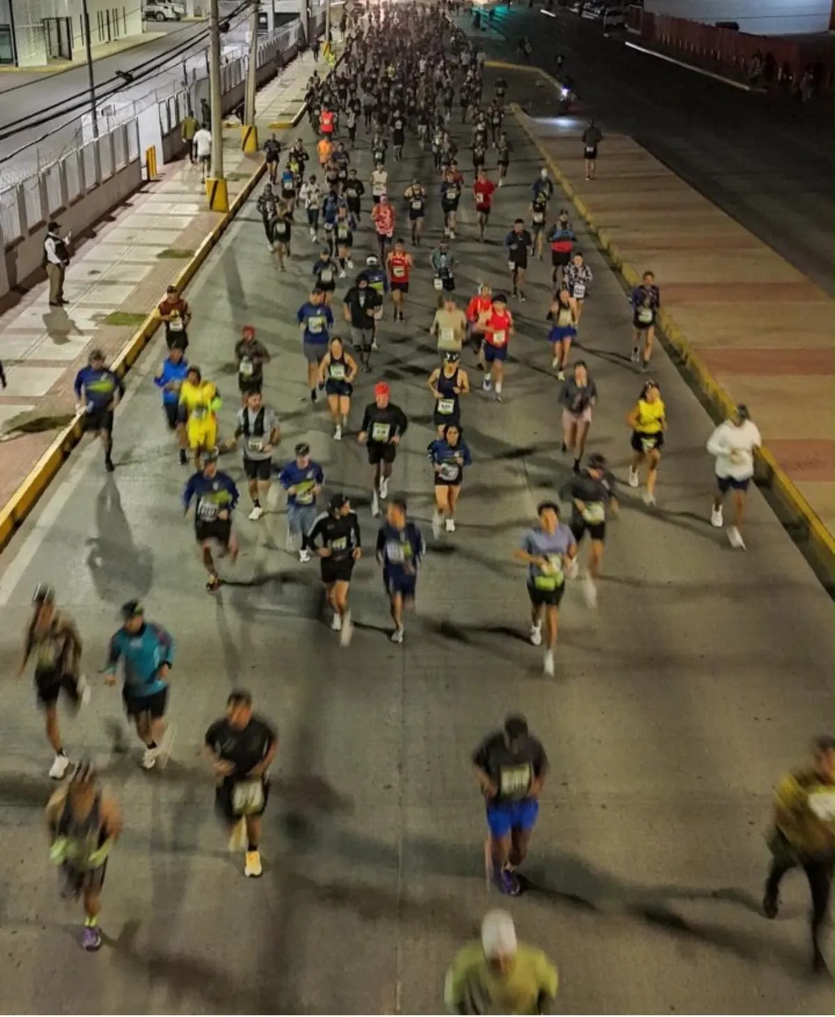 Cientos de corredores toman las calles en el Maratón Internacional de Ciudad Juárez