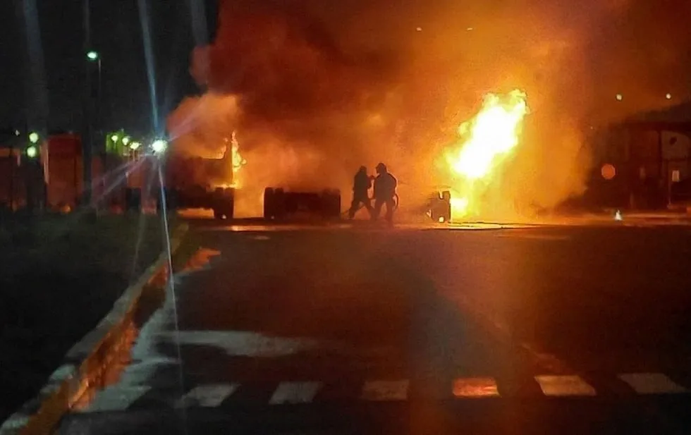 Incendio consume tres tractocamiones