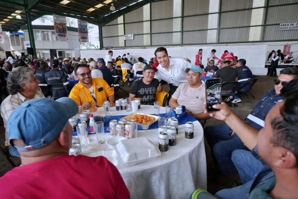 Felifer Macías reconoce labor de trabajadores camineros en Querétaro