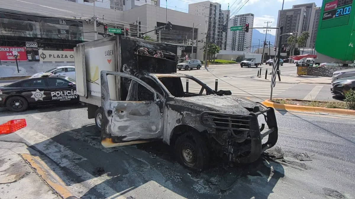 Se incendia camioneta en avenida Aarón Sáenz en Monterrey