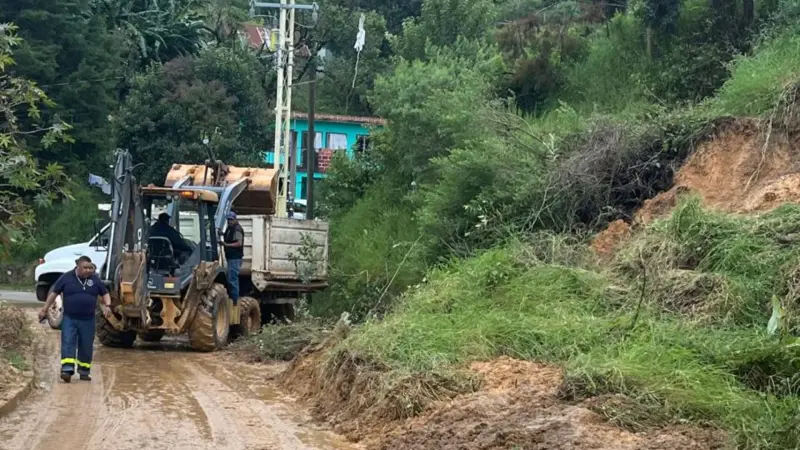 Atienden deslave en la zona de San Pedro el Viejo en Pinal de Amoles por instrucciones de la alcaldesa Lupita Ramírez