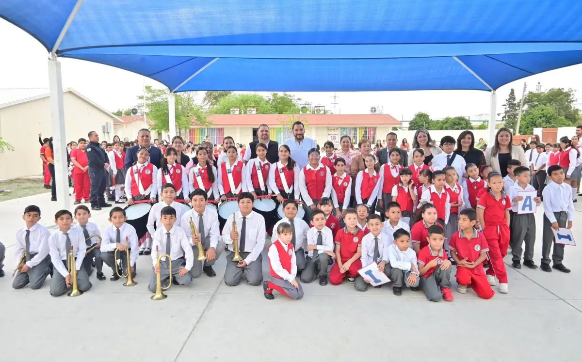 Cumplen sueño de alumnos de la primaria Cuauhtémoc de Monclova; reciben instrumentos para banda de guerra