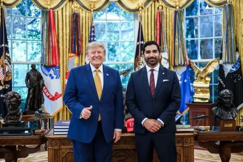 Regala Embajador mexicano a Trump un 'toro de titanio'
