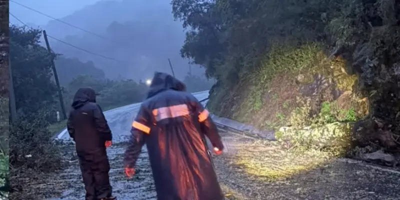 Reportan cierres parciales en la Carretera Federal 120 tramo Pinal de Amoles – Ahuacatlán por derrumbes