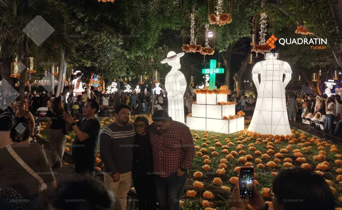 Abarrotan familias el encendido de las ánimas monumentales en San Juan
