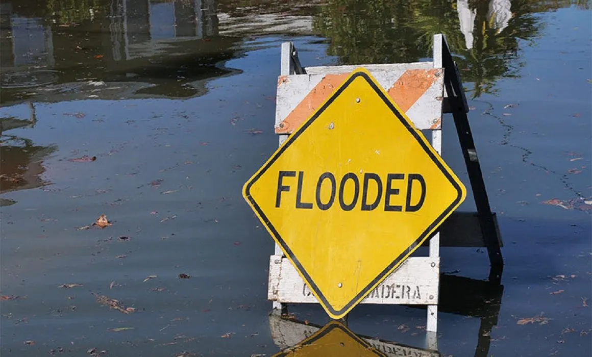 Cierran calles por inundaciones de mareas altas en costas de California