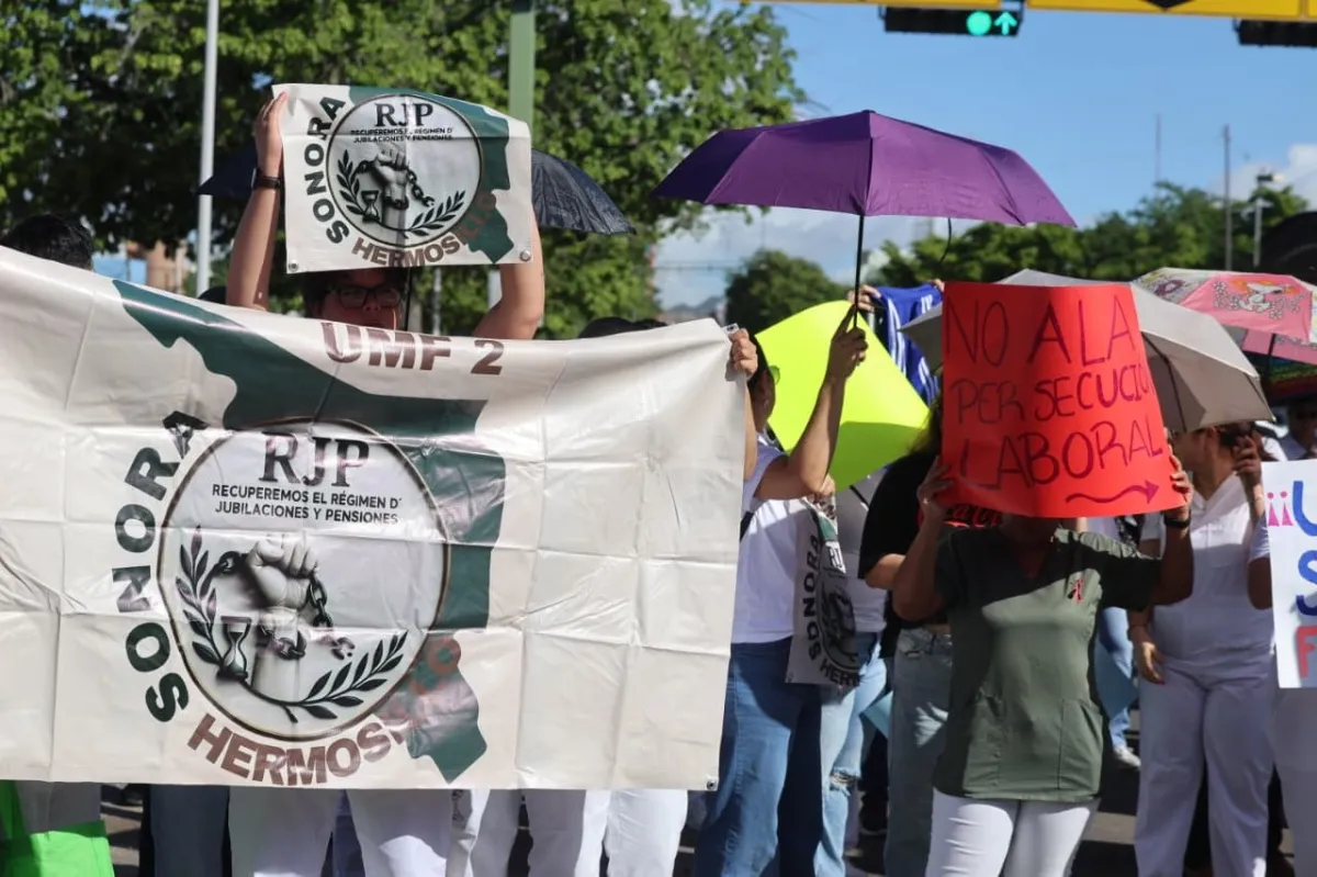 Marcha del IMSS provoca caos vial en Hermosillo; trabajadores cierran el bulevar Morelos en ambos sentidos y complican la circulación