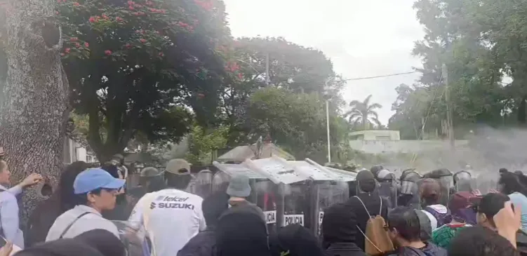 Enfrentamiento en Casa Jalisco: Marchan en Guadalajara por crisis y mala calidad del agua