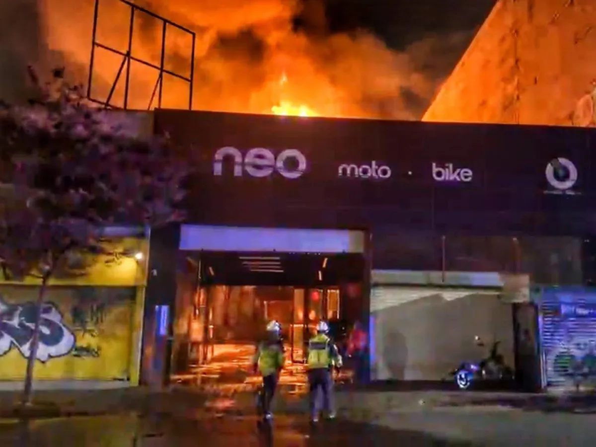 Moviliza incendio en local de motos a bomberos en Toluca