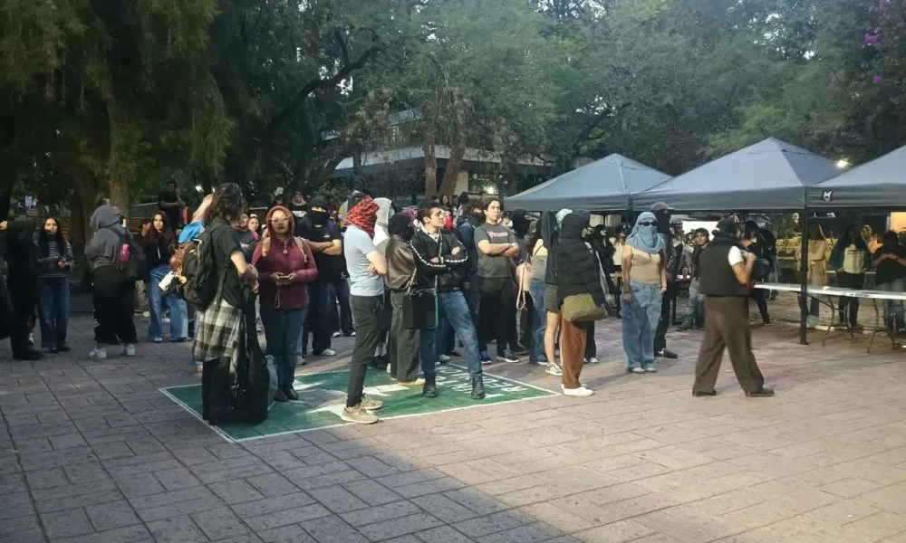 Estudiantes inician plantón en la UAQ