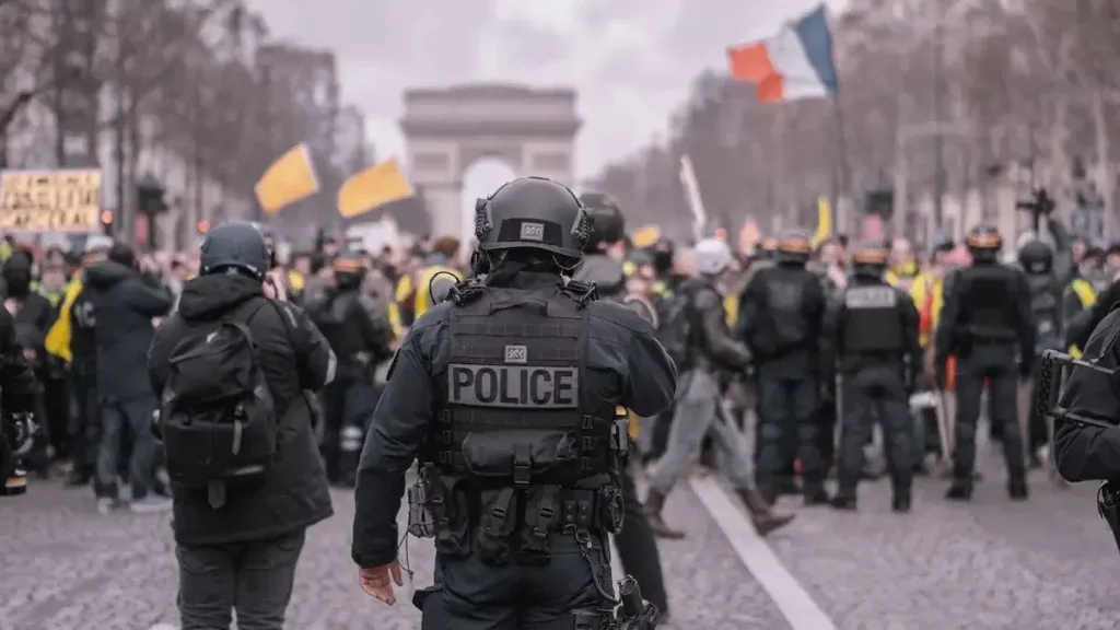 Francia decreta toque de queda