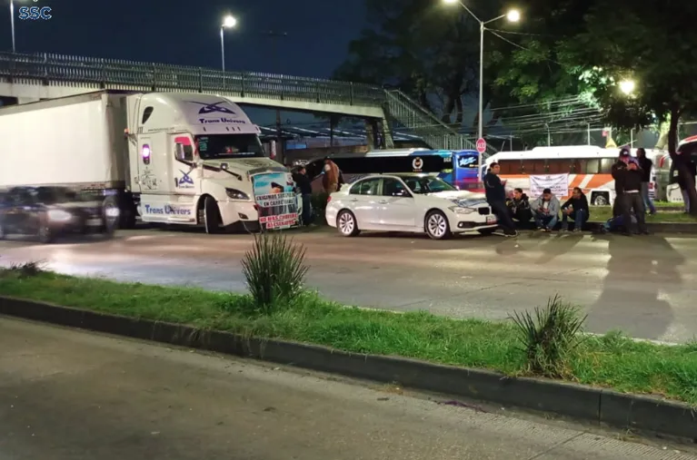Permanece bloqueo de transportistas en Calzada Vallejo