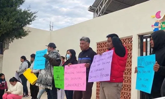 Protestan padres de Zimapán por director escolar; cuestionan perfil