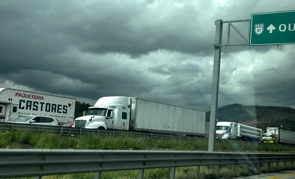 Paro de transportistas sigue sin acuerdo; caravana avanza en Querétaro