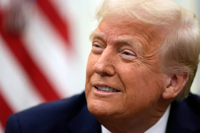 Donald Trump rebautiza la IA como “Superinteligencia” y firma un acuerdo de seguridad voluntario con los gigantes de Silicon Valley