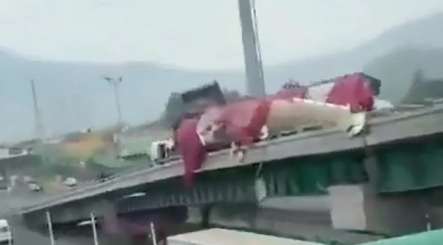 ¡Caos en Periférico! Tráiler vuelca y rollo de dos toneladas cae de un puente: hay lesionados