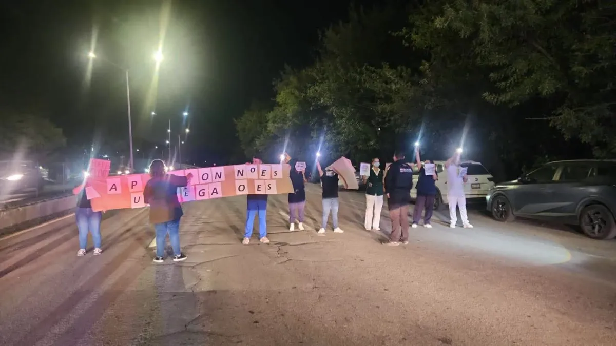 Bloquean 3 carriles de la Carretera Nacional frente a la Clínica 8 del IMSS
