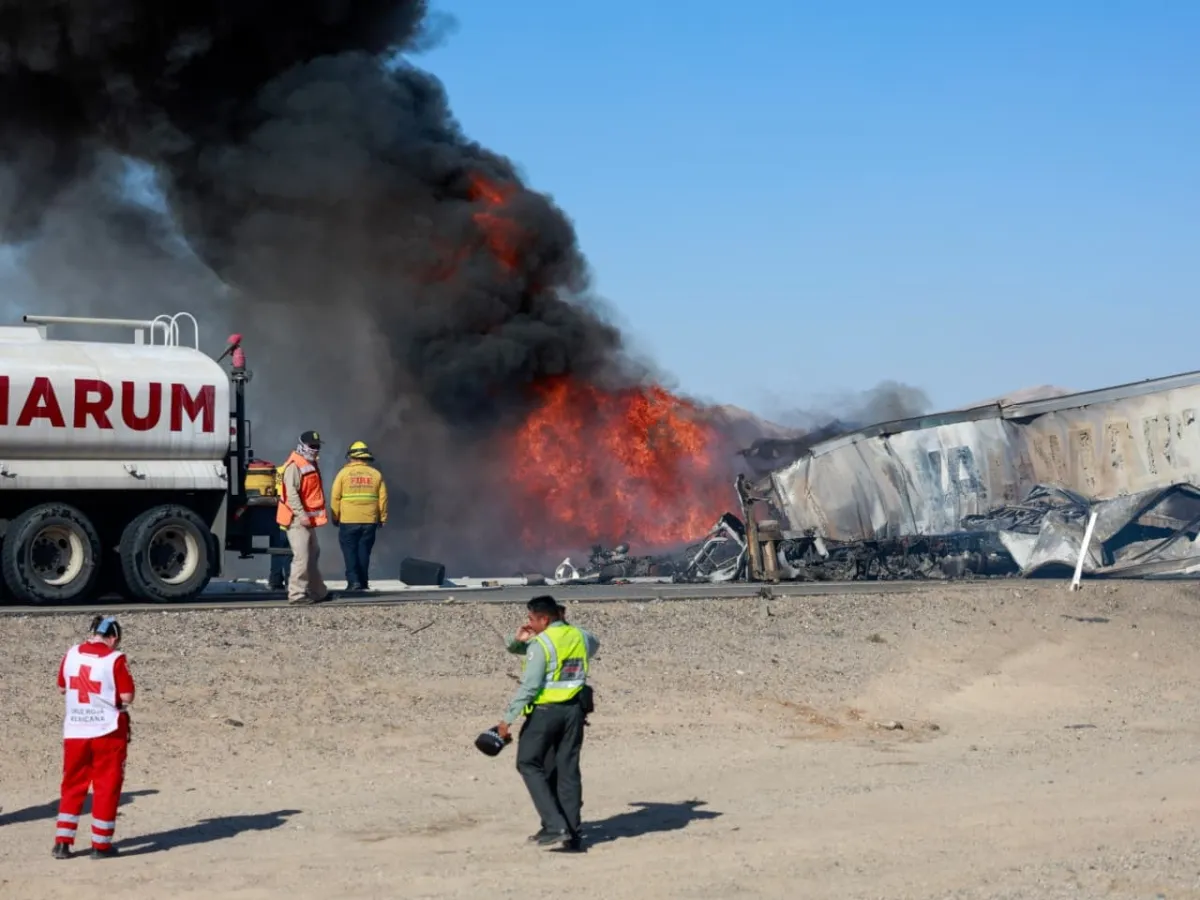 Choque entre dos tráileres deja dos muertos y provoca incendio en carretera a Tijuana