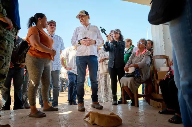 Alfonso Durazo recorre comunidades afectadas por el huracán Polo en Sonora y supervisa la entrega de agua y víveres, así como la reparación de caminos e infraestructura
