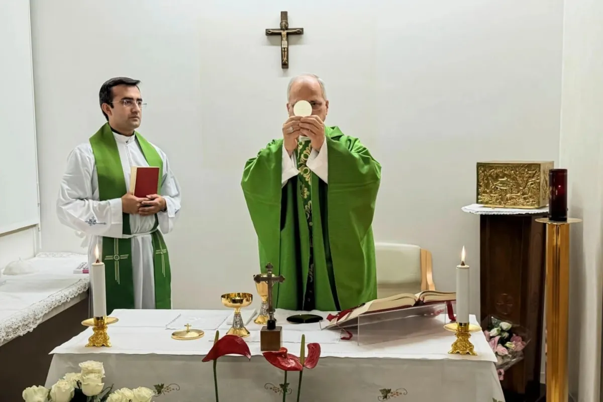 Papa habla con Putin y denuncia ataques recientes; progresa su recuperación tras cirugía de pulmón