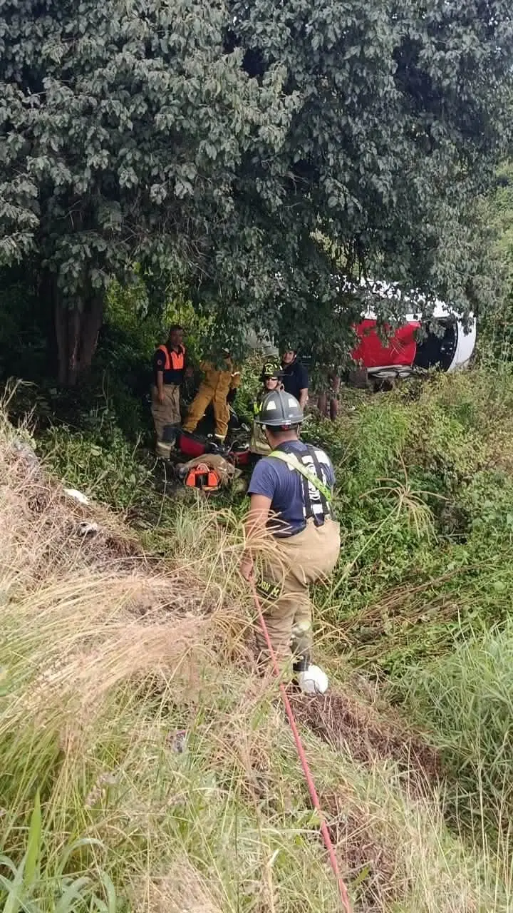 Auto sale de la carretera Morelia-Pátzcuaro y deja 3 lesionados