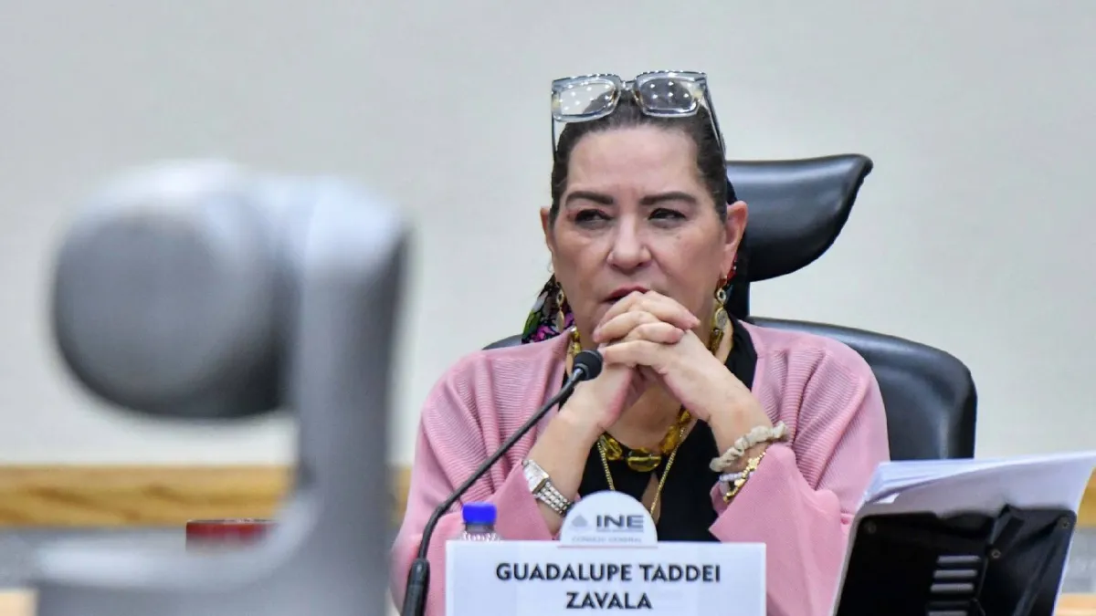Taddei enfrenta presión de partidos por fiesta con proveedor y contratos del INE; rechaza renunciar