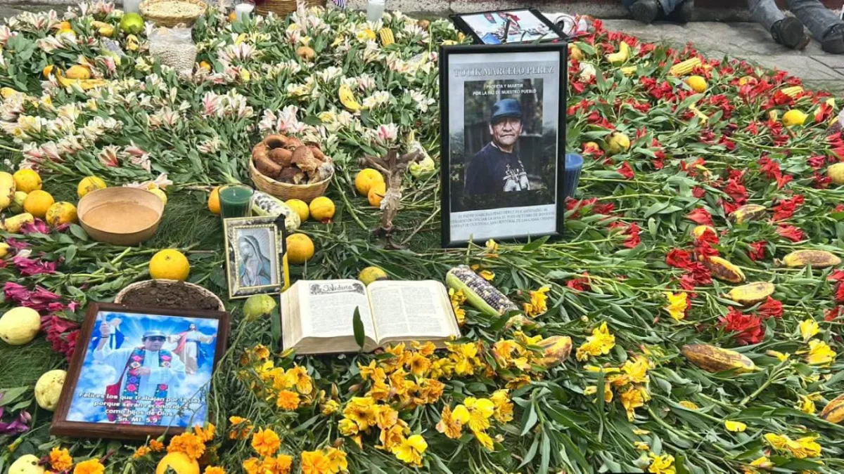 Rezan en la tumba del Padre Marcelo a 2 años de su Pascua en Larráinzar