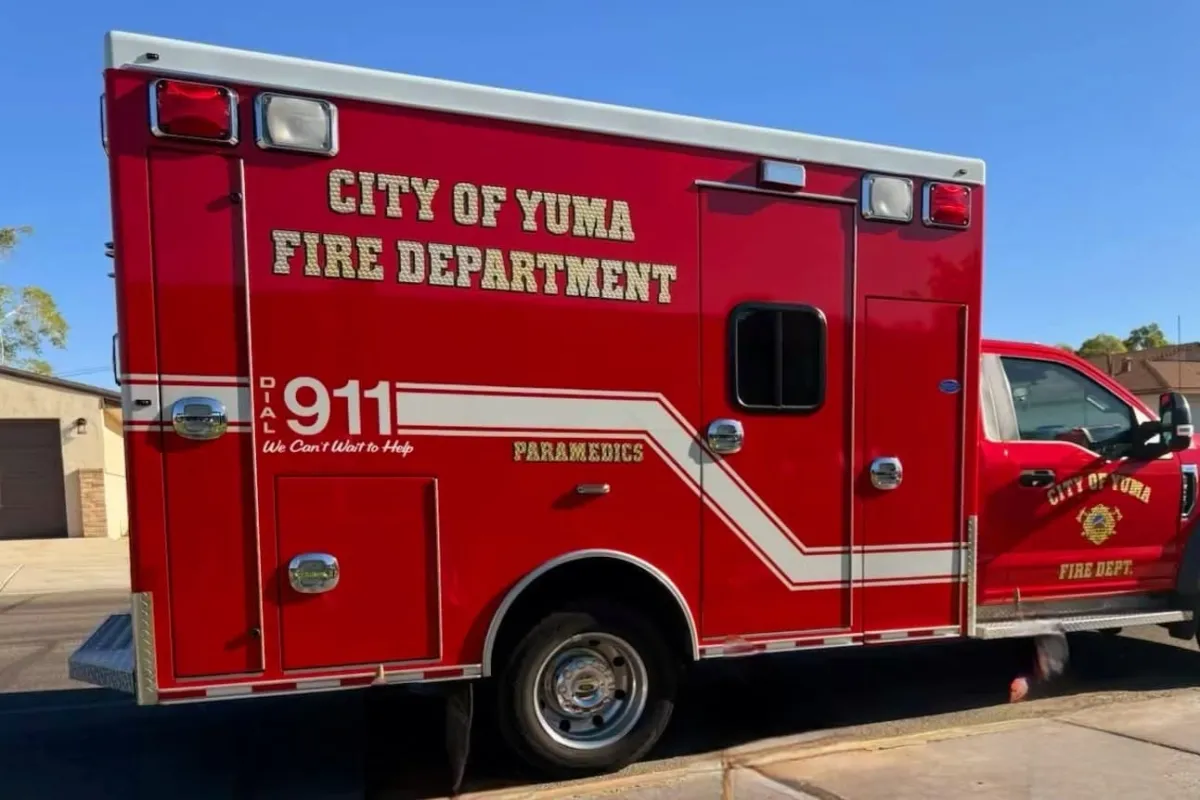 Conductor de 19 años resulta herido tras volcadura y choque de tres vehículos en Yuma