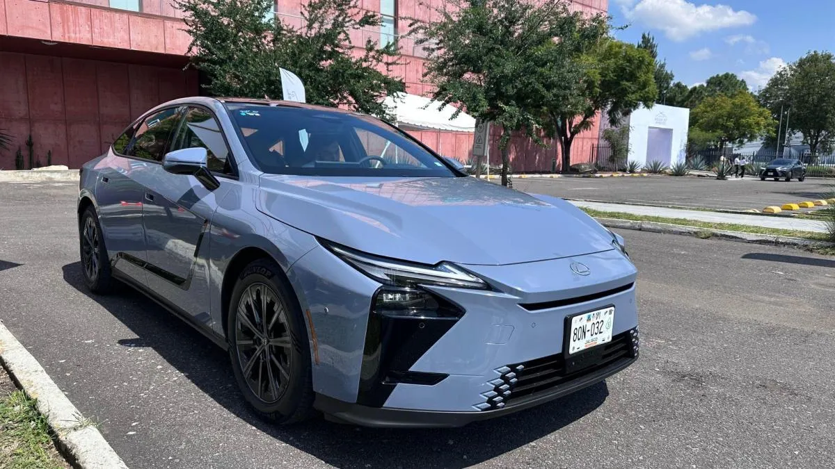 Lexus ES 350h 2027 primer manejo en México, un lujoso sedán híbrido que le dice adiós al cromo