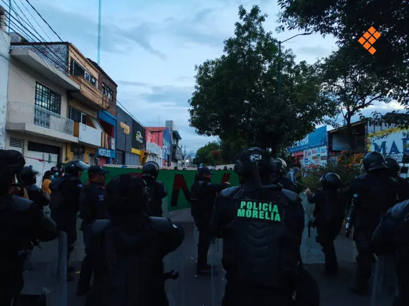 Cae la noche y sigue manifestación del FNLS en La Huerta, Morelia