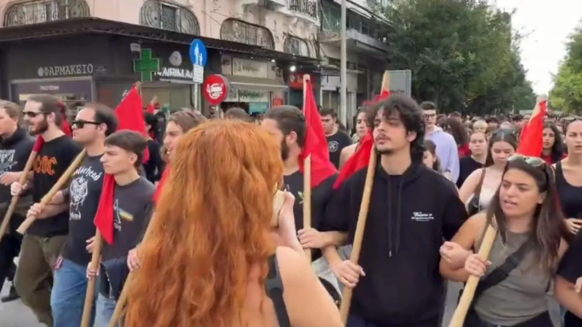 Docentes y estudiantes protestan en Grecia por vivienda, educación y aumento del costo de vida