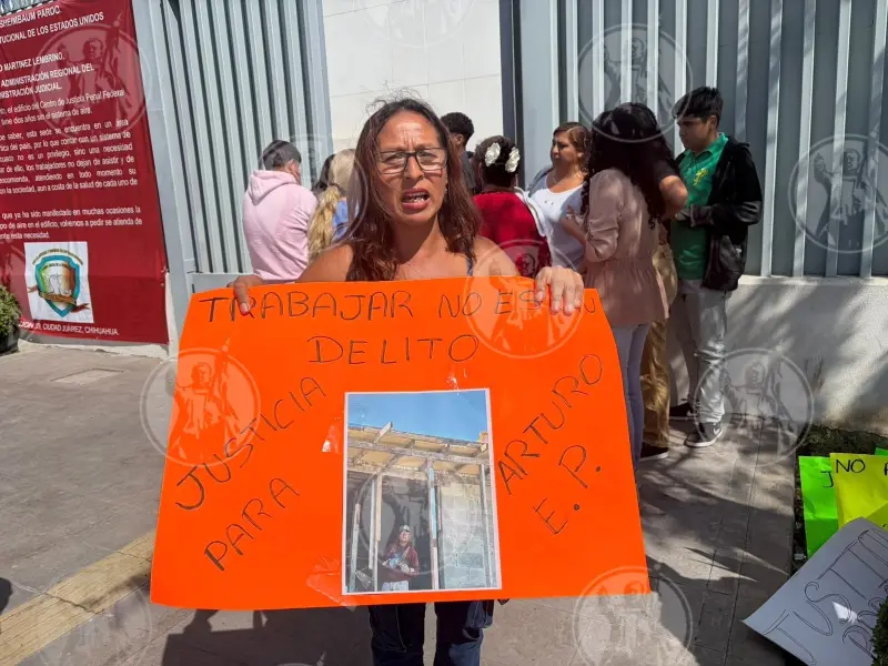 Se manifiestan por acusado de secuestrar migrantes; juez desecha testimonio