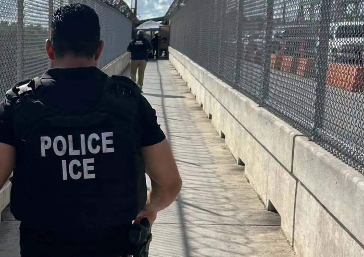Condenan a mujer por agredir a agentes durante operativo migratorio