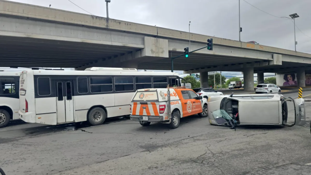 Reportan choque entre transporte y tráiler en Escobedo