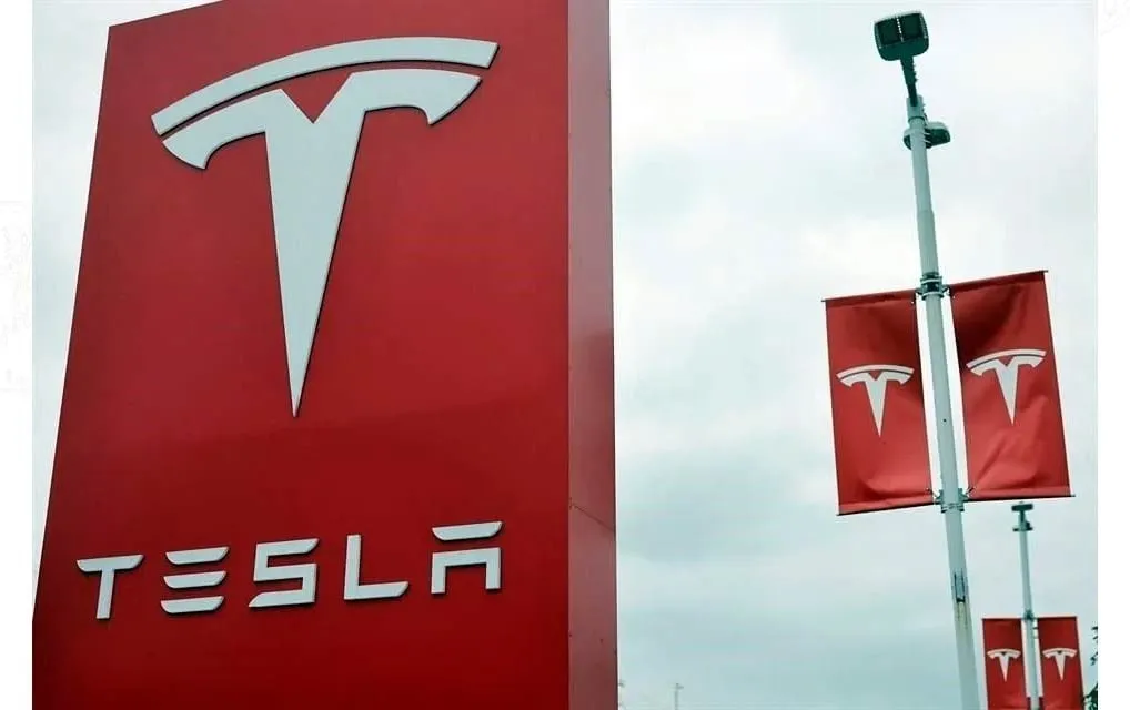 Prepara Tesla presentación de su Roadster ¡volador!