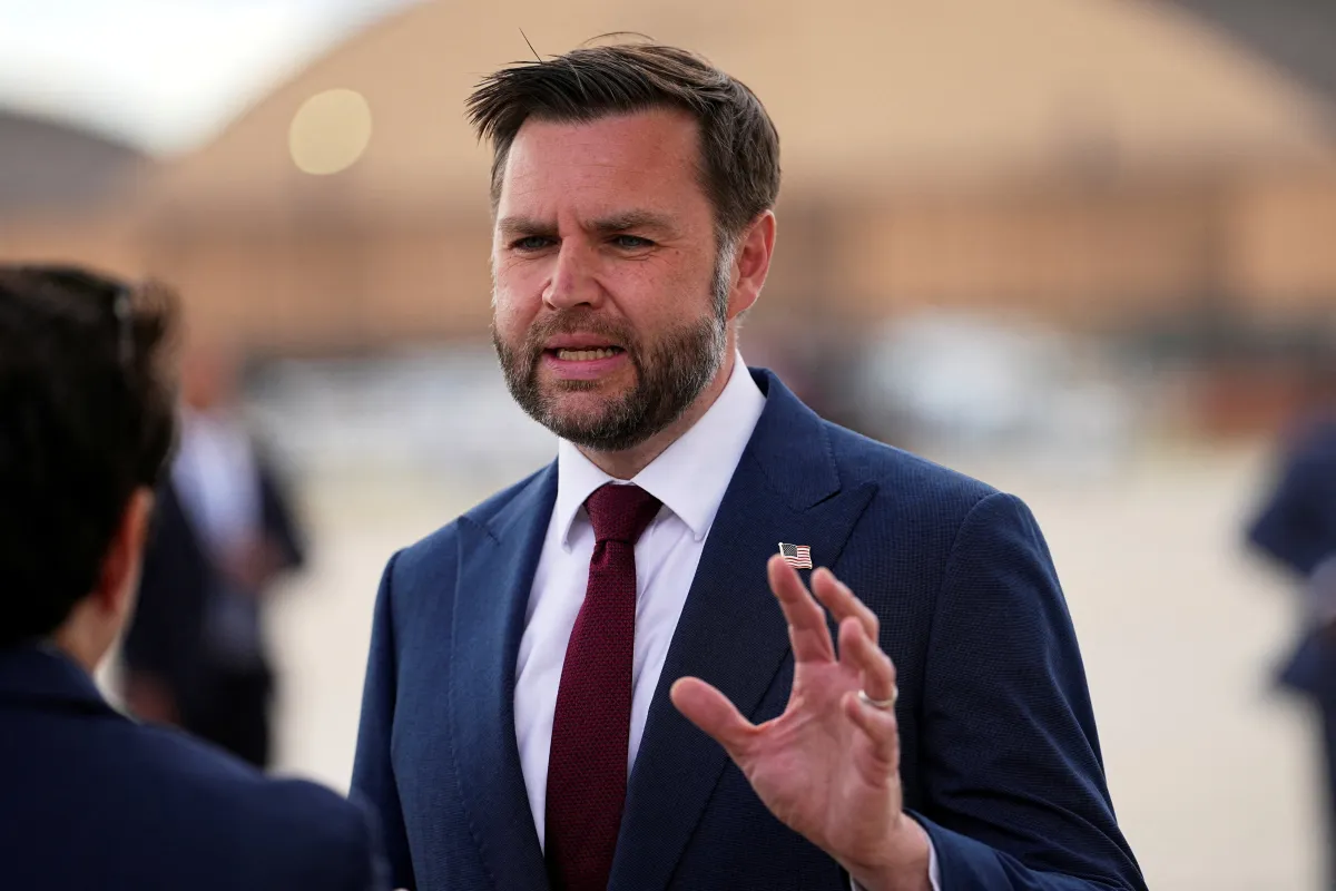 JD Vance insinúa que un manifestante es inmigrante ilegal tras ser interrumpido en un mitin electoral en Carolina del Norte