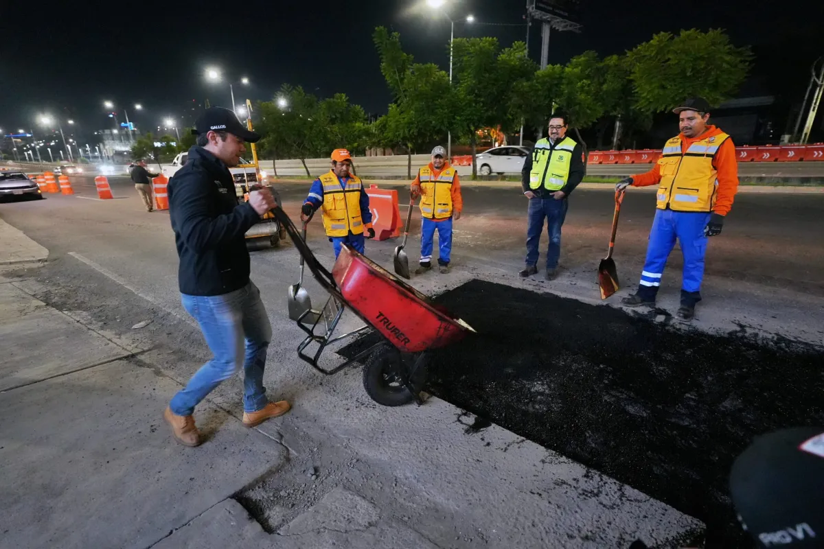 Felifer supervisa a las 5:30 a. m. el bacheo en Querétaro; pide reportar los baches y asegura que serán atendidos en menos de 48 horas
