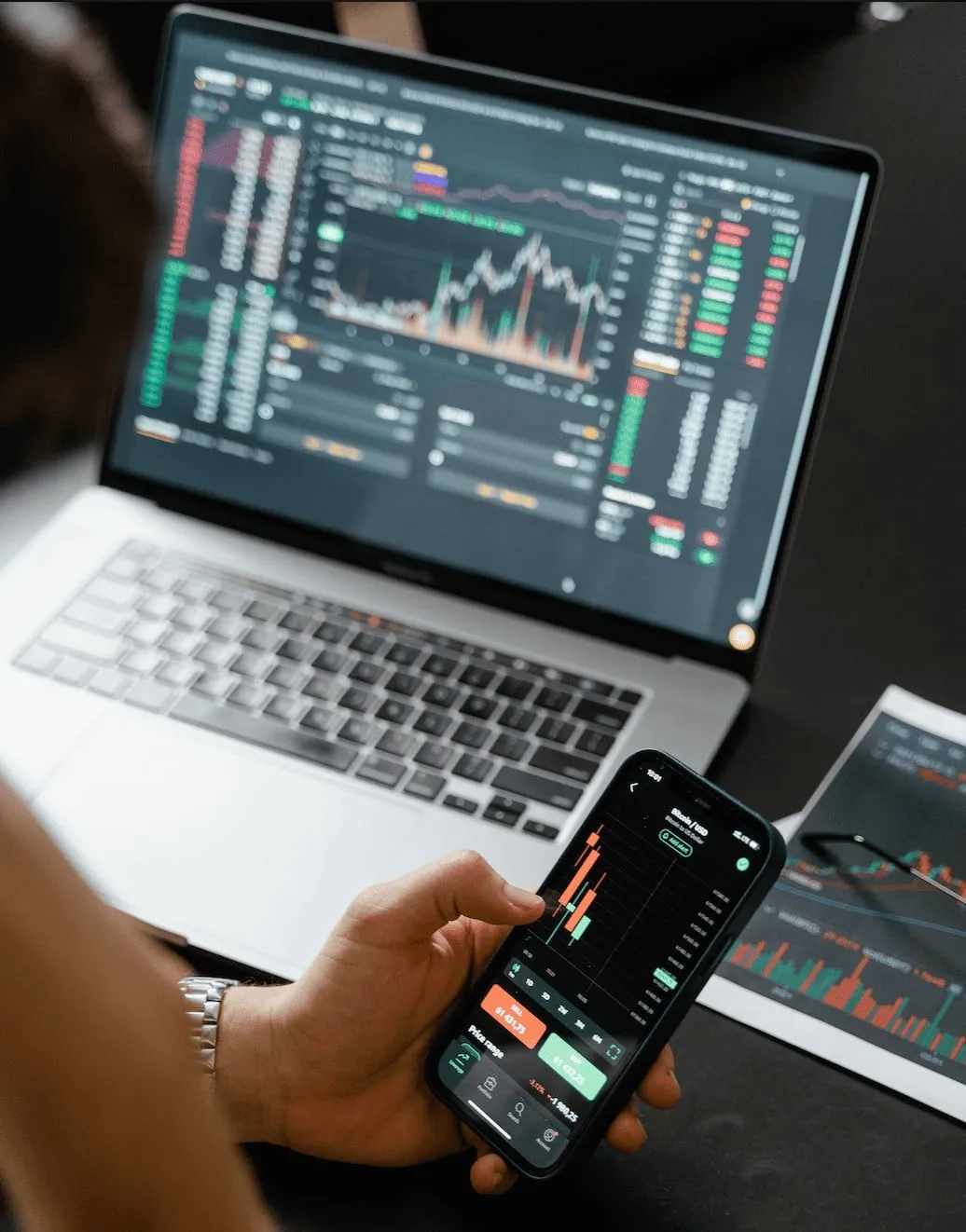 Del celular al mercado: qué revisar antes de elegir una aplicación para invertir u operar