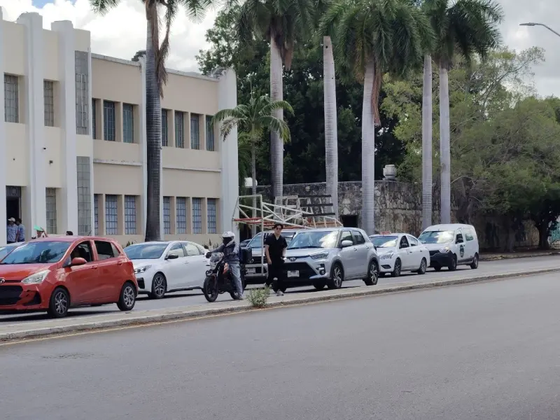 Estudiantes de Medicina piden cruce peatonal seguro frente a la facultad