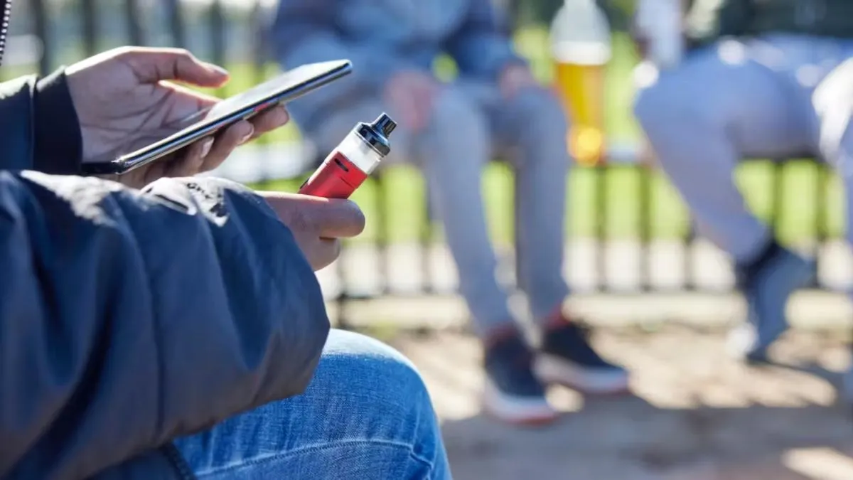 Las adolescentes estadounidenses vapean más que los jóvenes desde 2021, revela un estudio