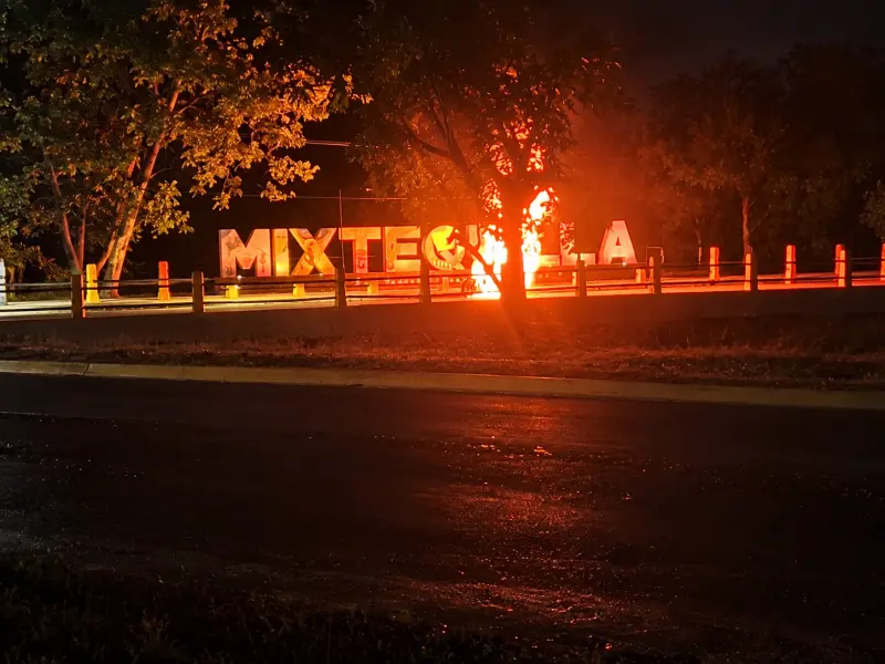 Irrumpe violencia en Mixtequilla; atacan Palacio y queman moto