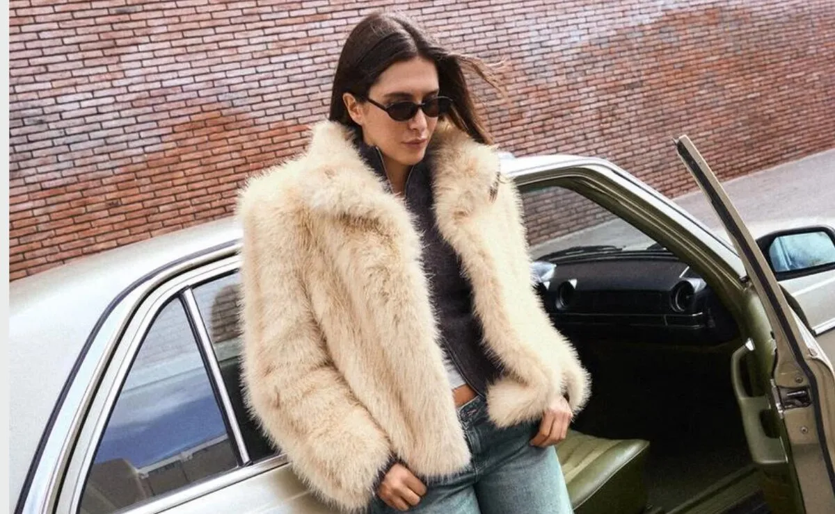 Bershka reinventa la chaqueta de pelo con una silueta ajustada que promete conquistar el otoño