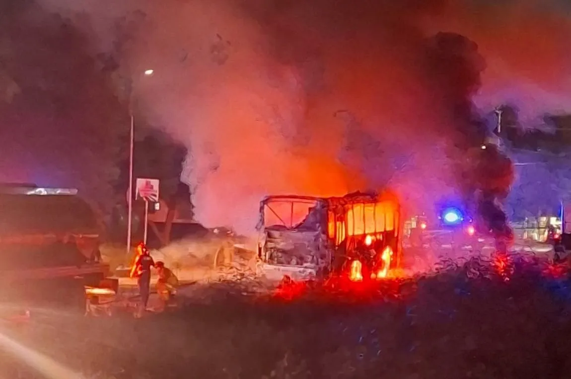 Autobús queda reducido a chatarra tras incendio en la vía Mérida-Tixkokob