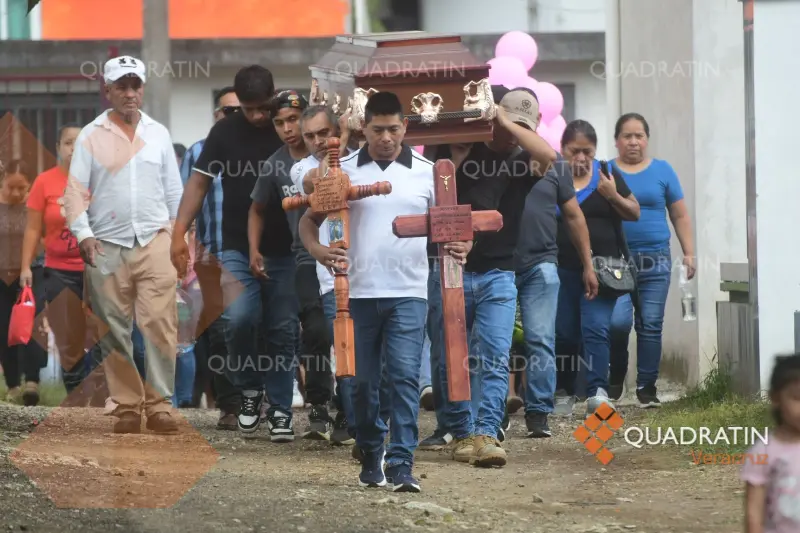Entre lágrimas despiden a Yoselyn tras morir durante inundación en Xalapa