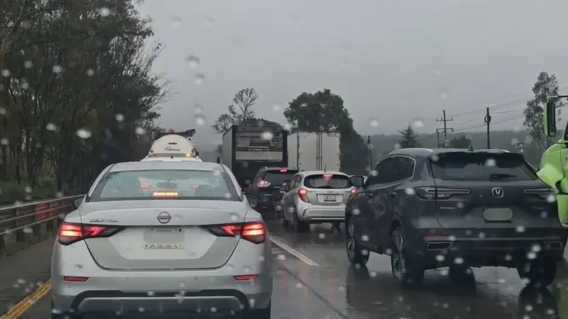 Accidente genera intensa carga vehicular en autopista México-Querétaro